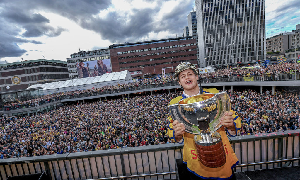 William Nylander with the World Championship trophy. 